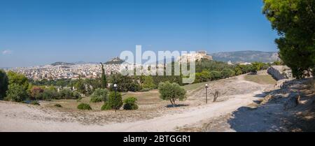 Vue sur le temple Parthénon et la colline de l'Acropole depuis Pnyx à Athènes, Grèce Banque D'Images