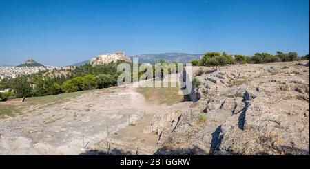 Vue sur le temple Parthénon et la colline de l'Acropole depuis Pnyx à Athènes, Grèce Banque D'Images