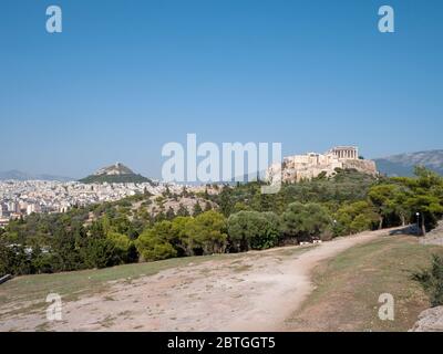 Vue sur le temple Parthénon et la colline de l'Acropole depuis Pnyx à Athènes, Grèce Banque D'Images