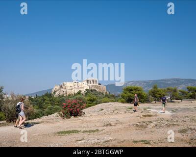 ATHÈNES - GRÈCE, 22 JUIN 2018 : touristes à la colline Pnyx avec vue sur la colline de l'Acropole à Athènes, Grèce Banque D'Images