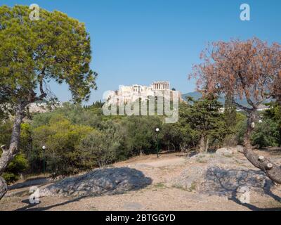 Vue sur le temple Parthénon et la colline de l'Acropole depuis Pnyx à Athènes, Grèce Banque D'Images