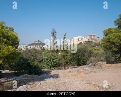 Vue sur le temple Parthénon et la colline de l'Acropole depuis Pnyx à Athènes, Grèce Banque D'Images