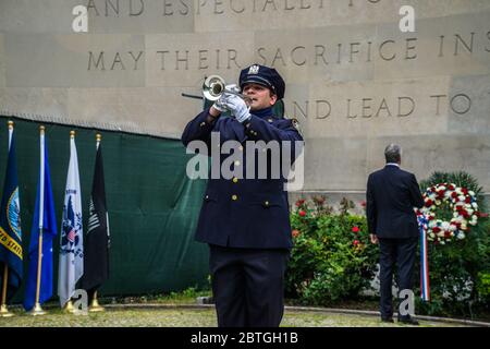 Brooklyn, États-Unis. 25 mai 2020. Bill de Blasio, maire de New York, la première dame Chirlane McCray et le commissaire aux services des vétérans, Hendon Lay, couronnes pour la cérémonie du jour du souvenir à Cadman Plaza, afin d'honorer les hommes et les femmes morts de nos forces armées. (Photo de Steve Sanchez/Pacific Press/Sipa USA) crédit: SIPA USA/Alay Live News Banque D'Images