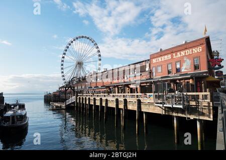 Miners Landing et la grande roue de Seattle, à Seattle, Washington, États-Unis. Banque D'Images