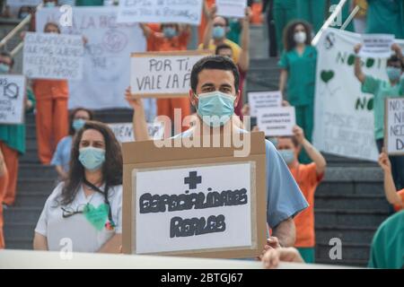 Madrid, Espagne. 25 mai 2020. Les agents de santé d'au moins trois hôpitaux publics de Madrid (Hôpital 12 de Octubre, la Paz et Gregorio Marañón) ont manifesté à la porte des centres de santé à 8 h 00 et ont demandé de l'aide. « aidez-nous à vous prendre en charge. » Les travailleurs de la santé, soulignent que « l'arrivée du Covid-19 a révélé l'insécurité de l'emploi de nos professionnels de la santé et de nos professionnels de la santé, ainsi que la gestion désastreuse de notre santé ». (Photo d'Alberto Sibaja/Pacific Press) crédit: Agence de presse du Pacifique/Alay Live News Banque D'Images