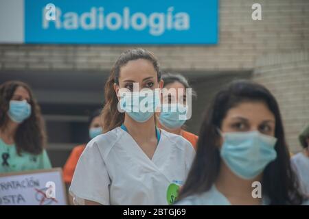 Madrid, Espagne. 25 mai 2020. Les agents de santé d'au moins trois hôpitaux publics de Madrid (Hôpital 12 de Octubre, la Paz et Gregorio Marañón) ont manifesté à la porte des centres de santé à 8 h 00 et ont demandé de l'aide. « aidez-nous à vous prendre en charge. » Les travailleurs de la santé, soulignent que « l'arrivée du Covid-19 a révélé l'insécurité de l'emploi de nos professionnels de la santé et de nos professionnels de la santé, ainsi que la gestion désastreuse de notre santé ». (Photo d'Alberto Sibaja/Pacific Press) crédit: Agence de presse du Pacifique/Alay Live News Banque D'Images