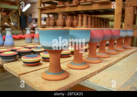 Les tasses en poterie Sioux Lakota séchent dans le studio de l'artiste à Rapid City, Dakota du Sud Banque D'Images