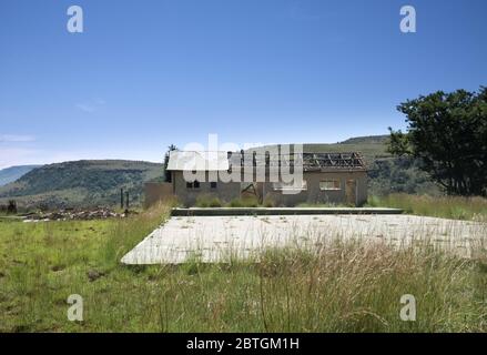 Un bâtiment abandonné à Waterval Boven, Mpumalanga, en Afrique du Sud, est repris par la nature Banque D'Images