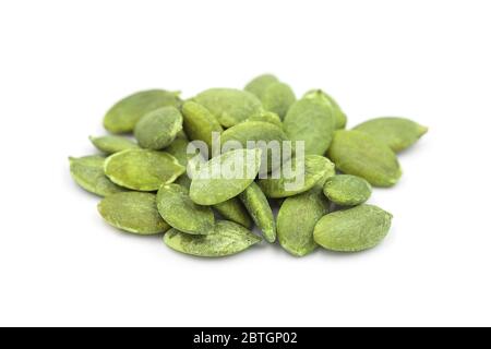 Graines de citrouille rôties bio ou pepita sur fond blanc isolé, vue rapprochée. Les graines de citrouille ont une alimentation multiple comme protéines, minéraux, vitami Banque D'Images