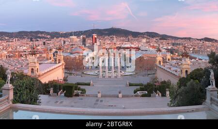 Barcelone - le panorama du Palais Real avec la Plaza Espana au crépuscule. Banque D'Images