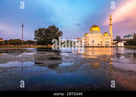 La mosquée Puchong Perdana en Malaisie au coucher du soleil. Banque D'Images