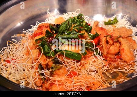 Nouilles frites croustillantes au poisson Sappers, cuisine thaïlandaise Banque D'Images