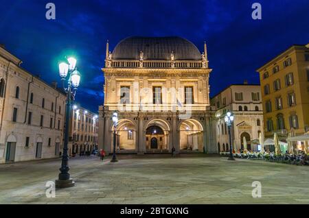 Palais Palazzo della Loggia Hôtel de ville immeuble de style Renaissance et lumières de rue sur la place Piazza della Loggia, centre historique de Brescia, vue nocturne, Lombardie, Italie du Nord Banque D'Images