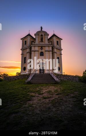 La montagne du pavot est un sommet des collines de Benesov et un lieu de pèlerinage important. Église baroque de Saint Jean-Baptiste et de la Vierge Marie. Banque D'Images