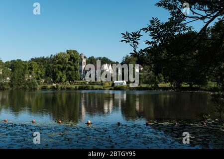 Vue sur le lac dans le village de Pierrefonds, dans la région Oise du Nord de la France (hauts-de-France) Banque D'Images