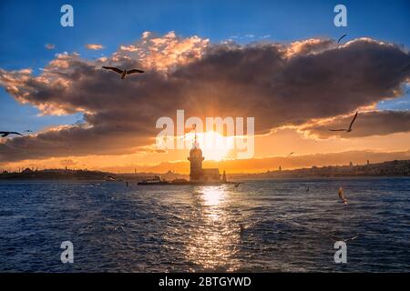 Tour Maiden d'Istanbul depuis l'est au coucher du soleil. Au loin se trouvent des sites tels que la Mosquée bleue, Sainte-Sophie et le Palais de Topkapi Banque D'Images