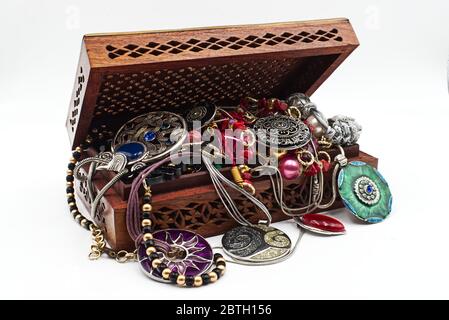 Boîte à bijoux en bois. Coffre à Trésor isolé sur fond blanc Banque D'Images