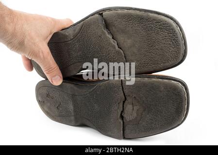 Chaussures en cuir déchirées sur fond blanc Banque D'Images