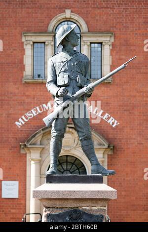 La statue d'un soldat dans le parc Riversley Nuneaton pour marquer la mémoire des hommes de Nuneaton qui ont pris part à la guerre d'Afrique du Sud 1899-1902. Banque D'Images