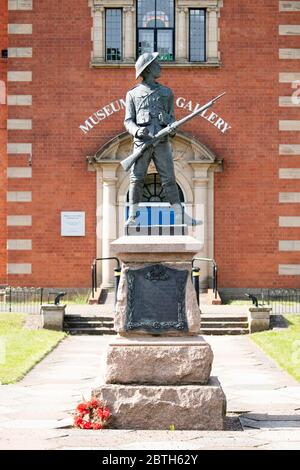 La statue d'un soldat dans le parc Riversley Nuneaton pour marquer la mémoire des hommes de Nuneaton qui ont pris part à la guerre d'Afrique du Sud 1899-1902. Banque D'Images