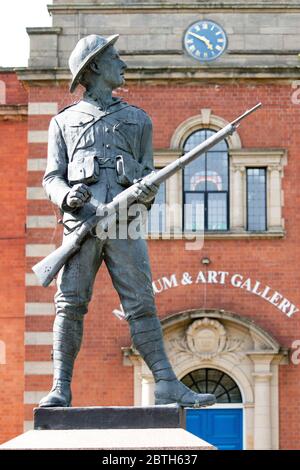 La statue d'un soldat dans le parc Riversley Nuneaton pour marquer la mémoire des hommes de Nuneaton qui ont pris part à la guerre d'Afrique du Sud 1899-1902. Banque D'Images