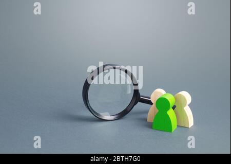 Les personnages se trouvent près d'une loupe. Rechercher des emplois et des postes vacants. Ressources humaines. Entrepreneurs et artistes interprètes ou exécutants. Recrutement de spécialistes an Banque D'Images