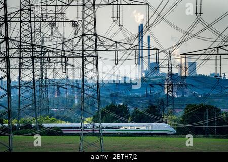 Train ICE sur la ligne entre Essen et Bochum, avec la marque d'éco-électricité, lignes électriques, réseau extra-haute tension, 380 kilovolt, transporte l'elec Banque D'Images
