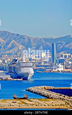 Le port de Joliette et la tour du CMA-CGM, Marseille, France Banque D'Images