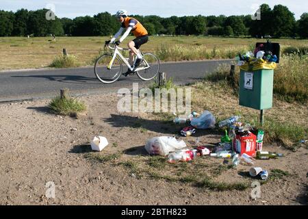 WIMBLEDON LONDRES, ROYAUME-UNI. 25 mai 2020. Les articles de consommation et de déchets laissés par les gens sur Wimbledon Common le lundi des vacances en banque. Le gouvernement a mis en place une série de mesures pour faciliter le confinement, pour lutter contre la propagation des infections à coronavirus COVID-19. Crédit : amer ghazzal/Alay Live News Banque D'Images