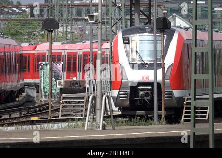 Hambourg, Allemagne. 15 mai 2020. Les trains S-Bahn de la Deutsche Bahn sont situés sur une voie d'évitement près de la gare d'Altona. Crédit : Bodo Marks/dpa/Alay Live News Banque D'Images