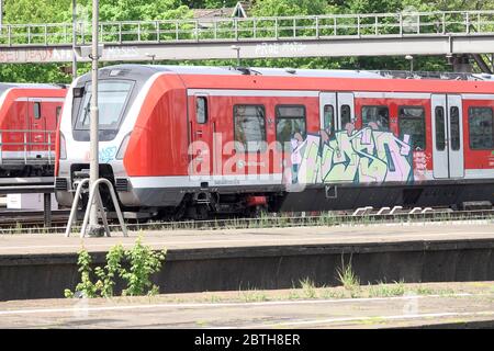 Hambourg, Allemagne. 15 mai 2020. Les trains S-Bahn de la Deutsche Bahn sont situés sur une voie d'évitement près de la gare d'Altona. Les graffitis pulvérisés peuvent être vus sur l'un des trains. Crédit : Bodo Marks/dpa/Alay Live News Banque D'Images