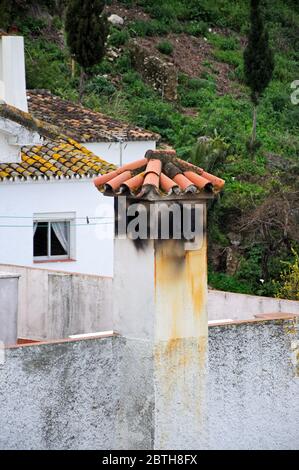 Maison de ville traditionnelle cheminée et toit, Casares, province de Cadix, Andalousie, Espagne, Euorpe. Banque D'Images