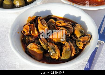 Moules en tapas au piment et à la vinaigrette aux tomates (Mejillones en escabeckhe) Banque D'Images