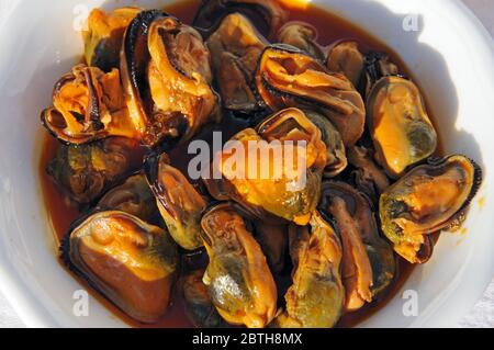 Moules en tapas au piment et à la vinaigrette aux tomates (Mejillones en escabeckhe) Banque D'Images