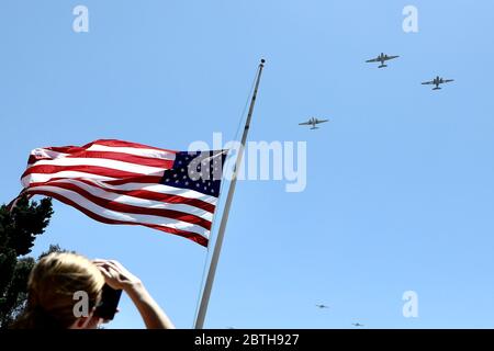 Los Angeles, États-Unis. 26 mai 2020. Les avions de la Seconde Guerre mondiale survolent le cimetière national de San Francisco, aux États-Unis, le 25 mai 2020. Des avions historiques ont survolé le sud de la Californie lundi pour saluer les anciens combattants et les travailleurs de la santé de première ligne COVID-19 le jour du Mémorial des États-Unis. Au total, 18 avions de la Seconde Guerre mondiale ont effectué le survol depuis midi dans le comté de Riverside et ont grimpé au-dessus des cimetières nationaux, des parcs commémoratifs, des hôpitaux, des centres médicaux, des aéroports et du musée USS Iowa dans le comté de Riverside, le comté d'Orange et le comté de Los Angeles. Crédit: Xinhua/Alay Live News Banque D'Images