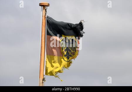 25 mai 2020, Schleswig-Holstein, Eckernförde : un drapeau de service visiblement battu des forces navales des Forces armées fédérales allemandes agite sur le sous-marin U34 dans le port naval d'Eckernförde. Photo: Carsten Rehder/dpa Banque D'Images