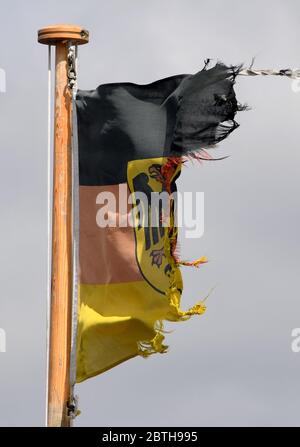 25 mai 2020, Schleswig-Holstein, Eckernförde : un drapeau de service visiblement battu des forces navales des Forces armées fédérales allemandes agite sur le sous-marin U34 dans le port naval d'Eckernförde. Photo: Carsten Rehder/dpa Banque D'Images