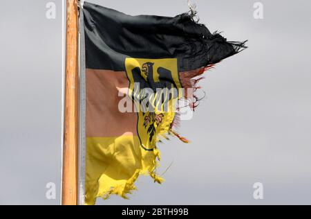 25 mai 2020, Schleswig-Holstein, Eckernförde : un drapeau de service visiblement battu des forces navales des Forces armées fédérales allemandes agite sur le sous-marin U34 dans le port naval d'Eckernförde. Photo: Carsten Rehder/dpa Banque D'Images