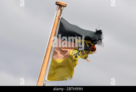 25 mai 2020, Schleswig-Holstein, Eckernförde : un drapeau de service visiblement battu des forces navales des Forces armées fédérales allemandes agite sur le sous-marin U34 dans le port naval d'Eckernförde. Photo: Carsten Rehder/dpa Banque D'Images