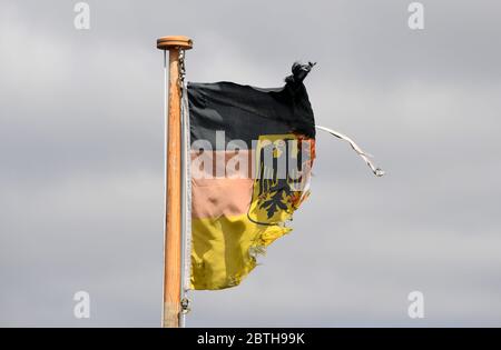 25 mai 2020, Schleswig-Holstein, Eckernförde : un drapeau de service visiblement battu des forces navales des Forces armées fédérales allemandes agite sur le sous-marin U34 dans le port naval d'Eckernförde. Photo: Carsten Rehder/dpa Banque D'Images