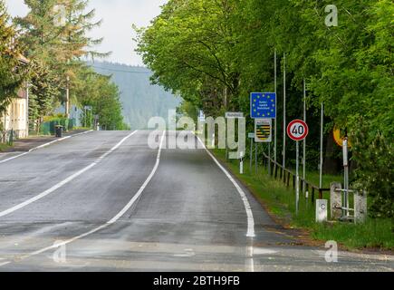 Petrovice, République tchèque. 26 mai 2020. Le poste frontière entre l'Allemagne et la République tchèque, Petrovice/Luckendorf, 26 mai 2020. Seuls des contrôles aléatoires le long des frontières tchèques avec l'Autriche et l'Allemagne seront effectués et tous les passages à niveau le long de ces frontières rouvriront, a décidé le cabinet tchèque sur la proposition du ministre de l'intérieur Jan Hamacek. Crédit : Ondrej Hajek/CTK photo/Alay Live News Banque D'Images