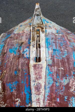 la coque retournée ou le fond d'un vieux bateau chic marin en forme de merde sur le rivage. Banque D'Images