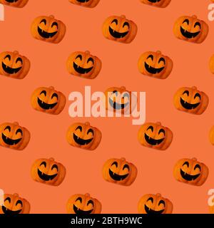 Motif araignées noires, fond Halloween. Citrouilles souriantes Banque D'Images