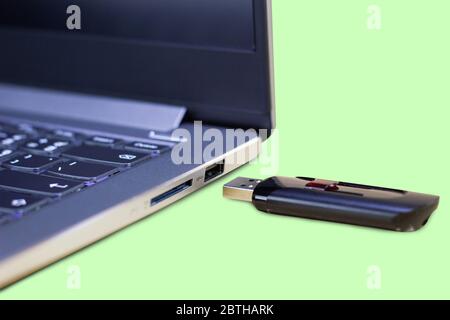 Mémoire flash avec ordinateur portable pour conncet au port USB pour ordinateur portable plug-in et de transfert backup business Banque D'Images