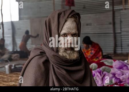 Moine indien (Naga Sadhu baba) au Saint Ardh Kumgh Mela, Allahabad (Paryagraj), Uttar Pradesh, Inde. Kumbh Mela arrive après 6 ans. Banque D'Images