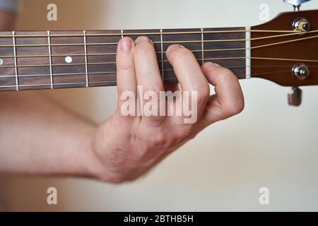 Main de musicien dans le C Major Chord sur la guitare acoustique Banque D'Images