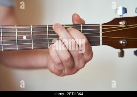 Main de musicien dans G Major Chord sur la guitare acoustique Banque D'Images