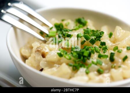 Risotto dans un bol blanc. Banque D'Images