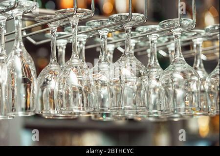 Beaucoup de verres à vin suspendus à l'envers Banque D'Images