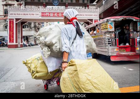 Photos de la circulation à la jonction animée de l'Arc d'amitié philippin chinois dans le quartier de Binondo Chinatown à Manille Philippines. Banque D'Images